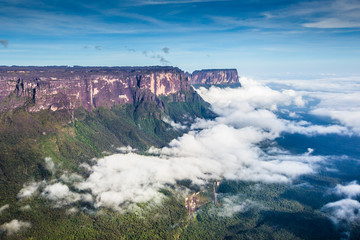 View from the Roraima tepui on Kukenan tepui- Venezuela - obrazy, fototapety, plakaty