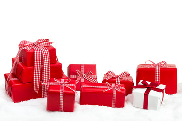 Weihnachtsgeschenke vor weißem Hintergrund