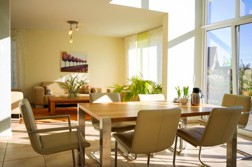 modernes Wohnzimmer - hell