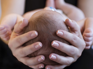 Anne kucağındaki bebek