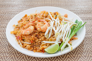 fried noodles thai style with prawns (pad thai)