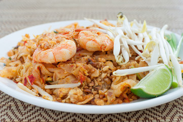 fried noodles thai style with prawns (pad thai)