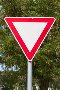 Deutsches Straßenschild: Vorfahrt beachten