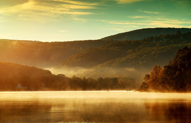 Panele Szklane Podświetlane  Piękny jesienny krajobraz, jezioro w porannej mgle