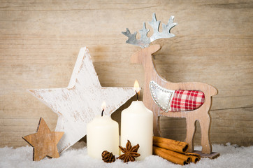 weihnachtsdeko aus holz im schnee