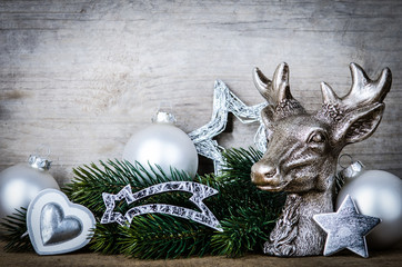 holzschild mit hirschgeweih und weihnachtsdeko