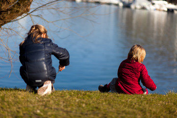 Kinder spielen am Ufer