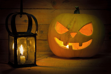 Obraz premium Halloween pumpkin with a lantern on wooden background