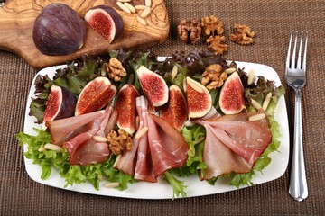 Salad with prosciutto
