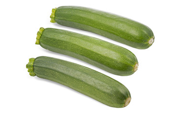 Drei reife Zucchinis auf weißem Hintergrund