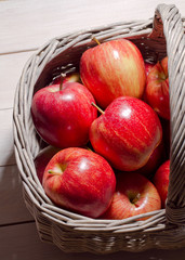 Fototapeta na wymiar Fresh ripe apples in basket 