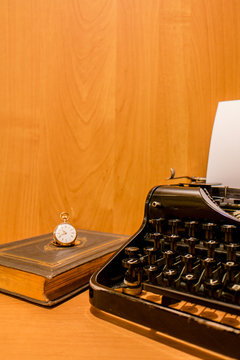 Alte Schreibmaschine,mit Buch und Uhr