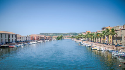 Obraz premium Bosa e il fiume Temo in Sardegna