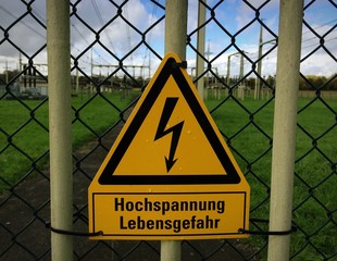 Schild Hochspannung Lebensgefahr an Umspannwerk