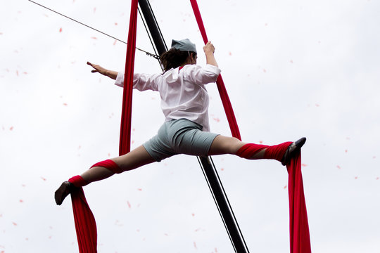 Acrobate faisant le grand &eacute;cart dans les airs.