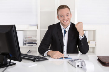 Junger Business Mann erfolgreich: Gehaltserhöhung