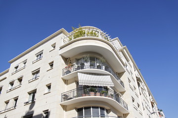 Terrasses d'angle d'un immeuble moderne à Boulogne