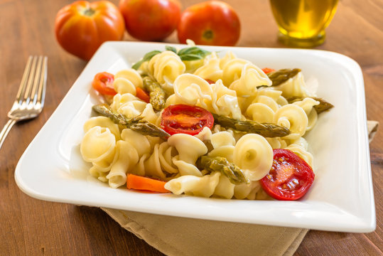 Gigli con pomodoro e asparagi, pasta italiana