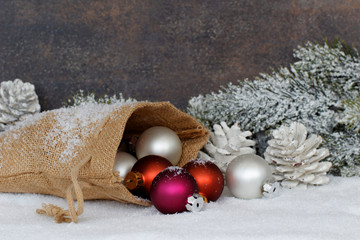Naklejka na ściany i meble Weihnachtskugeln im Schnee