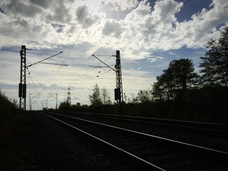Fototapeta na wymiar S-Bahngleise unterm Wolkenhimmel