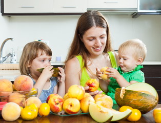 Fototapeta premium Woman with daughters with peaches