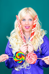 Blonde Frau mit Lollipop