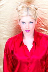 Blonde Frau mit rotem Hemd