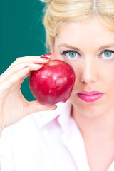 Blonde Frau mit &Auml;pfel in der Hand