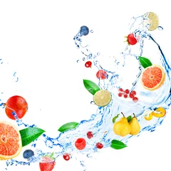 Foto op Plexiglas Vruchten Vers fruit, bessen en groene bladeren met waterplons,