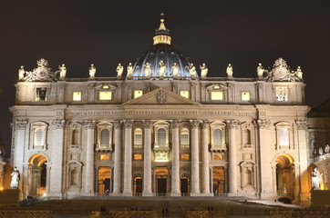 Bazylika św. Piotra w Rzymie nocą  