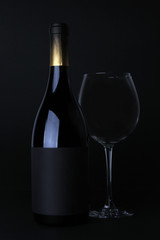 Garrafa de Vinho e Copo de Vinho em Fundo Escuro