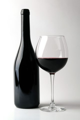 Garrafa de Vinho e Copo de Vinho