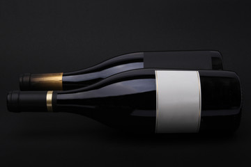 Garrafa de Vinho com Rótulo a Branco com fundo escuro