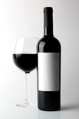 Garrafa de Vinho com Rótulo a Branco e Copo de Vinho
