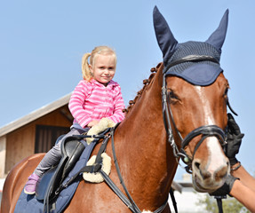 Fototapeta premium bébé et grand cheval