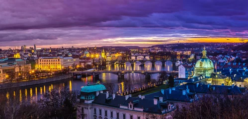 Fotobehang Bruggen in Praag over de rivier bij zonsondergang © Sergii Figurnyi