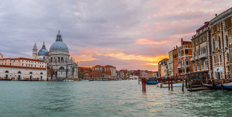 Blick auf die Basilika Santa Maria della Salute, Venedig, Italien © Sergii Figurnyi