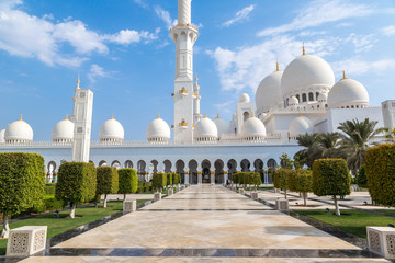 Fototapeta na wymiar Abu Dhabi Sheikh Zayed White Mosque