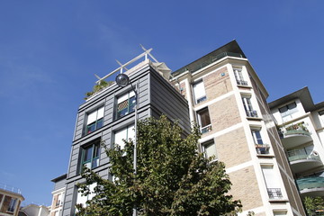 Fototapeta premium Immeuble moderne avec un toit terrasse à Paris 