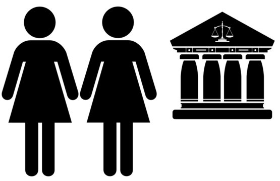 Couple de femmes devant un tribunal de Justice