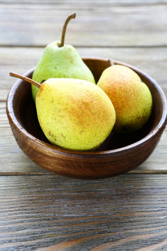 honey pears in a bowl
