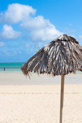 parasol de paille sur plage de Rodrigues, Mourouk