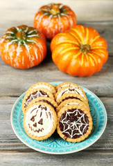 Obraz na płótnie Canvas Tasty Halloween cookies on plate, on wooden table