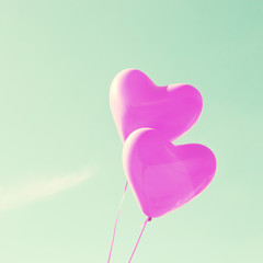 Obraz na płótnie Canvas Two purple heart-shaped balloons
