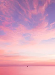 Foto auf Acrylglas Candy Pink Heller bunter Sonnenaufgang auf dem Meer mit schönen Wolken