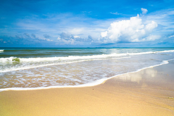 Obraz premium Serene Waters Sunshine Surf