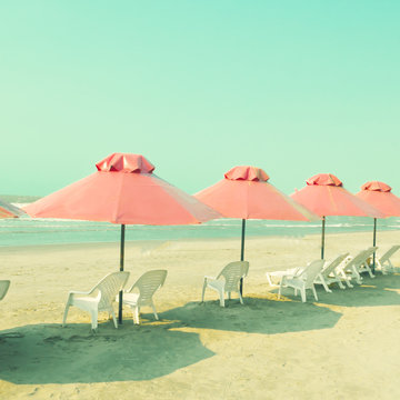 Vitnage pink umbrellas in the beach