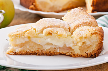 Apple pie with custard