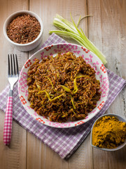 red rice with curry and leek