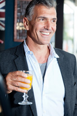 Mann mit Orangensaft